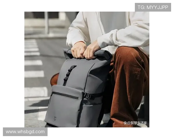 足球明星携便携包出行展现时尚与运动完美结合的生活方式 足球明星携便携包出行展现时尚与运动完美结合的生活方式